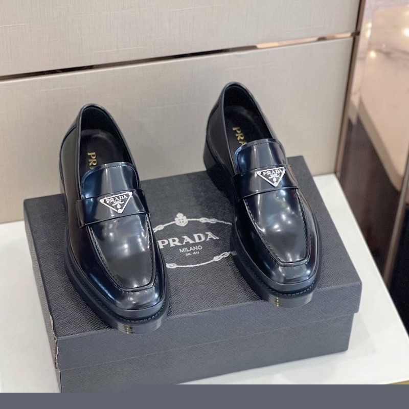 Pra*a leather shoes